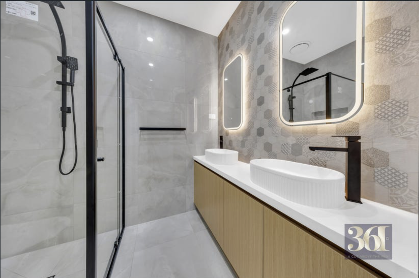 Ensuite bathroom with double vanity